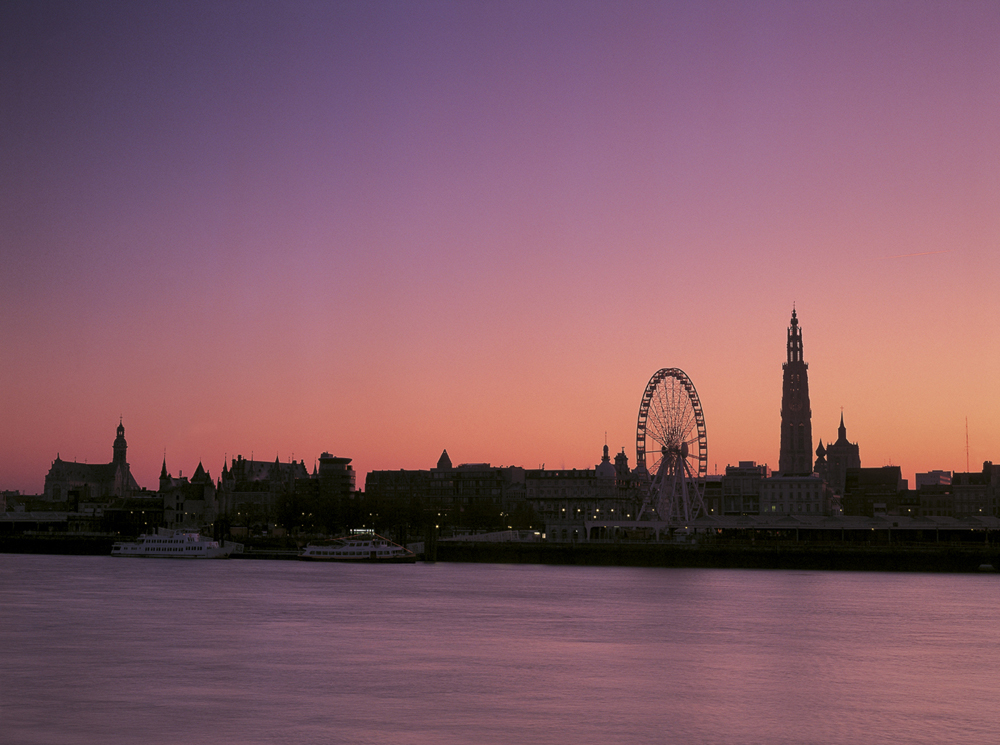 Antwerpen, zonsomgang van op de linkeroever van de Schelde