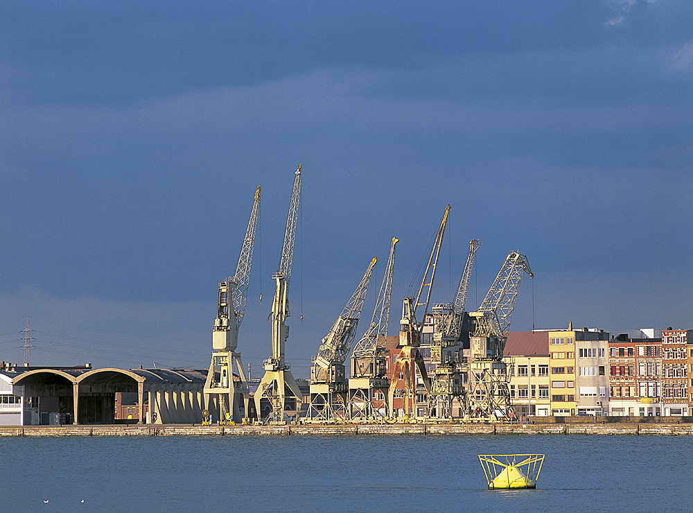 ANVERS, les grues et entrepots de l'ancien port