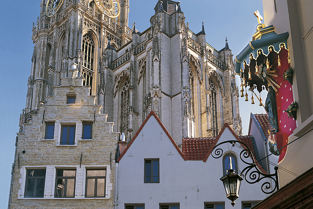 ANVERS, les tours de la cathédrale depuis l'Oude Koornmarkt