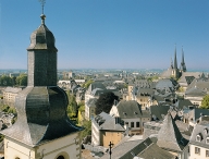 Luxembourg ville, le clocher de St-Michel et les tours de la cathédr...